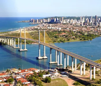 Vista aérea de Natal/RN com a Ponte Newton Navarro sobre o Rio Potengi